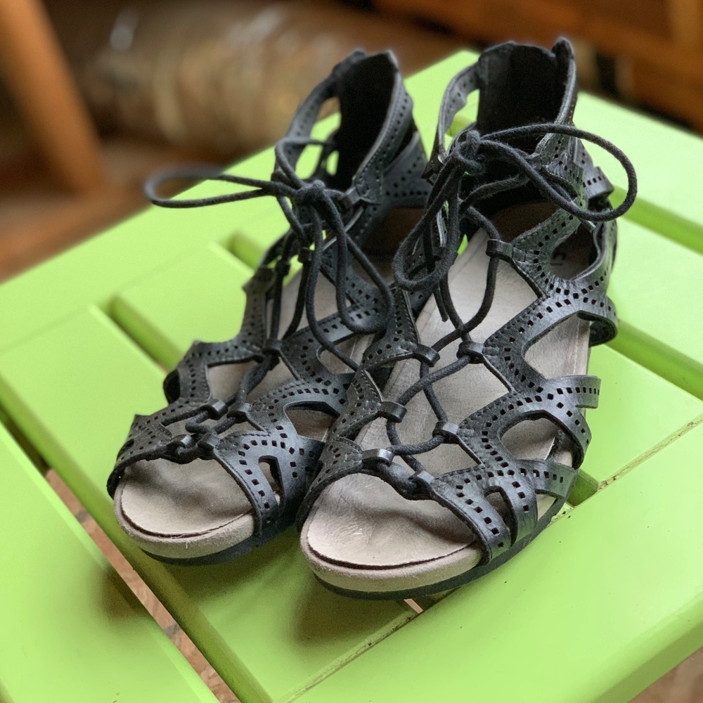 Earth Gladiator Black Lace-up Sandal